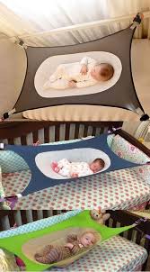 De praktische hangmat met spreidstok. Eine Neugeborene Krippe Hangematte Die Das Sids Risiko Verringert Babyzimmer Mobel Und Ideen Zur Einrichtung Bebek Uykusu Bebek Aletleri Bebek Guvenlik