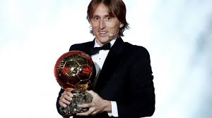 Modric a primit ''balonul de aur'' care recompensează această. Luka Modric Gewinnt Den Ballon D Or B Z Berlin