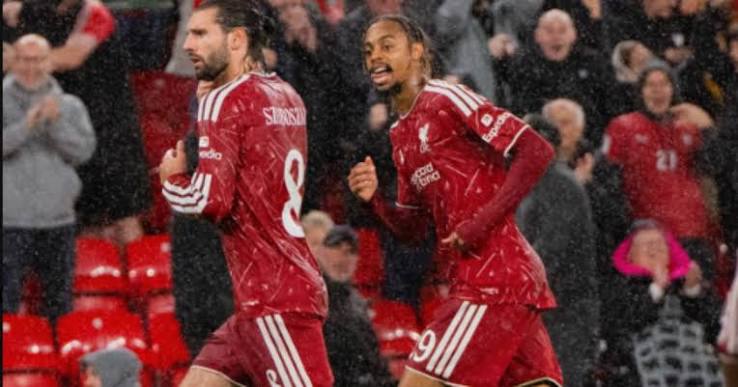 Liverpool despacha Tottenham com tr&ecirc;s belos gols na Copa da Liga Inglesa; Arsenal avan&ccedil;a sem sustos