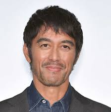 身長180cm以上の人気俳優といえば…2位は小栗旬、1位は身長189cmと圧倒的な体格を誇る俳優｜まいどなニュース