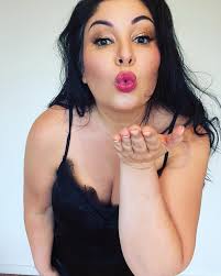 Laura Mazza's Instagram, Twitter & Facebook