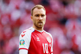 Eriksen rời sân bằng cáng khi hiệp 1 chưa kết thúc. Lwt4tqnjhfjymm