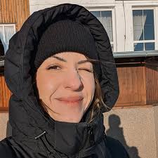 Štědrý den 🤍 Dobré jídlo, pohádky, procházka po zasněžené Šumavě a čas s  rodinou ❤️ … co víc si přát 💗 🕯️ Jedno slovo, které vystihuje váš Štědrý  den? #stedryden #jezisek #vánoce