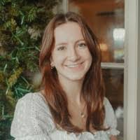 Sarah Seeger's Instagram, Twitter & Facebook