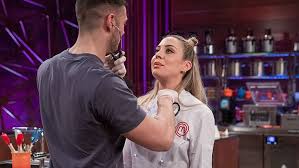 Daniel aráoz, claudia fontán, maría o´donnell, alex caniggia, georgina barbarossa y gastón dalmau se presentaron en una nueva gala de eliminación en masterchef celebrity 2 y compitieron. Masterchef 9 Taquicardias En Masterchef 9 Con La Expulsion De Maria Y La Llegada De Un Sexy Cardiologo Que Enamora A Luna Marca