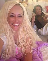 Daniela katzenberger hat ein foto von sich und ihrer kleinen familie veröffentlicht, dass sie etwas dass daniela katzenberger oft zu scherzen aufgelegt ist und sich selbst auch nicht immer ganz so. Daniela Katzenberger Ungeschminkt Mit Costa Cordalis Auf Der Couch