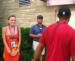 Koepka and sims shared a kiss as he headed for the clubhouse after sinking. Mike Rundle On Twitter Get Yourself A Girlfriend Who Looks At You The Way Brooks Koepka S Girlfriend Looks At Tiger Woods
