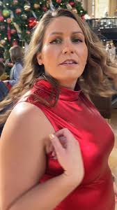 Be like Daniel and wear the romper 🎄 All love to @hannahandtracey The  world needs more silly 💚❤️ #behindthescenes #filming #alphamale  #husbandandwife