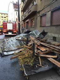 Furtuna care a avut loc, luni seara, la cluj, a lasat 39 de localitati din judet fara curent electric, partial sau in totalitate, din cauza vantului puternic. Emil Boc Furtuna Puternica La Cluj Din Fericire Fara Facebook