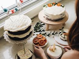 Ce gâteau d'anniversaire est en fait composé de 3 gâteaux séparés par une couche de glaçage buttercream (à base de beurre et de sucre glace) et l'ensemble est recouvert de ce même glaçage puis décoré selon les envies. Decorer Un Gateau Simplement Trois Fois Par Jour