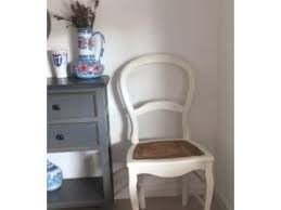 Sur la cheminée, les oiseaux naturalisés se mêlent aux branches de saule. 5 Chaises Cannees Campagne Chic En Bois Patine Luckyfind