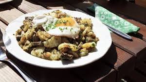 Le Tiroler Grostl Est Un Plat Traditionnel Autrichien Melangeant Pommes De Terre Et Petits Cubes De Alimentation Recettes Autrichiennes Cuisine Autrichienne