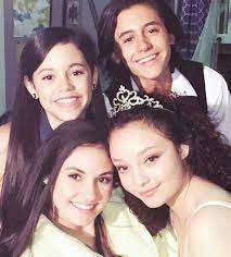 Pin By Amanda Roslee Ruesga Brown On Disney Friends Disney Actresses The Middle Cast Stuck In The Middle