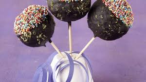 Lockere Biskuit Oder Kuchenreste Ein Wenig Cremiger Frischkase Ummantelt Von Zartbitterschokolade Und Fertig Ist Die Enie Backt Cake Pops Schokoladen Lutscher