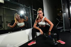 L'utilisation d'une poulie réglable en hauteur avec barre de traction intégrée est le meilleur appareil pour travailler son dos. Programme De Musculation Special Machines Women Sports