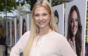 Valentina Pahde Uberrascht Mit Neuer Frisur Valentina Pahde Frisuren Neue Frisuren