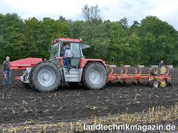 The tractor has 200 horsepower and is equipped with the. Xl Bild 19 Die Vorzuge Des Hydraulisch Verschiebbaren Frontgewichtes Beim Schluter Euro Trac Hier Ein Euro Trac 1700 Ls Verdeutlicht Dieses Bild Eindrucksvoll Vereine Und Hobby Magazin Fur Landtechnik Und