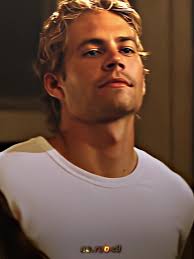 Bryan Oconner Con Playera Negra Y Converse