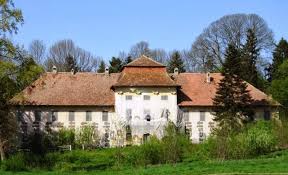 Visitors to the historic palatul brukenthal can enjoy the baroque architecture and the large landscaped palace park. Foto Planuri Pentru Restaurarea Palatului Brukenthal De La SambÄƒta De Jos ClÄƒdirea Este In ParaginÄƒ De MulÈ›i Ani