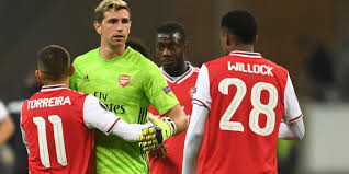 Emiliano martinez of arsenal gives team mates instructions during. Martinez Earns Argentina Selection Arseblog News The Arsenal News Site