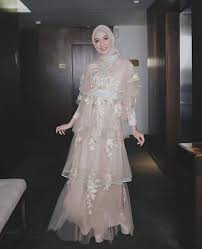 Bahkan, model baju kebaya modern bridesmaid untuk seragaman menjadi populer. 20 Inspirasi Baju Bridesmaid Muslimah Yang Modis Dan Elegan Updated 2021 Bukareview