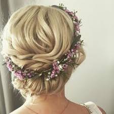 Schonstes Wetter Uber Munchen Gestern War Julias Grosser Tag Frische Blumenkranze In Der Brautfrisur Sehen Einfa Bridal Hair Updo Bridal Hair Wedding Hairstyles