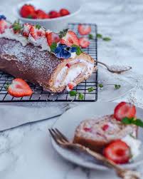Gesunde Erdbeerroulade Ohne Zucker Carinaberry Com Rezept Erdbeerroulade Erdbeeren Einfach Lecker
