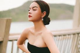Phạm quỳnh anh (sinh ngày 24 tháng 8 năm 1984) là một nữ ca sĩ, nhạc sĩ, diễn viên, người mẫu ảnh kiêm nhà sản xuất âm nhạc người việt nam. Pháº¡m Quá»³nh Anh Sau 2 NÄƒm Ly Hon Táº­u Nha Má»›i Ä'i Xe 2 Tá»· Body Ngay Cang Gá»£i Cáº£m Vietnamnet