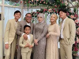 Jun 27, 2021 · nathalie dikabarkan berselingkuh dengan manajernya, panji koman. Anak Sule Ungkap Kebiasaan Tak Terduga Nathalie Holscher Tiap Pagi