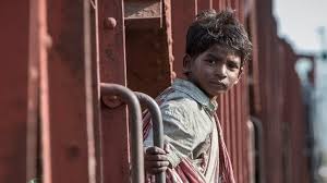 Ancak ağabeyinin gelmesini beklediği tren istasyonunda yaşadığı kötü tesadüfler sonunda evinden kilometrelerce. Saroo Brierley The Real Life Search Behind The Film Lion Bbc News