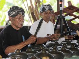 Gambang adalah alat musik tradisional betawi yang dimainkan dengan cara dipukul. Melestarikan Budaya Dengan Memainkan Gamelan Sunda Indonesia Kaya