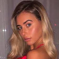 Elle Brown's Instagram, Twitter & Facebook