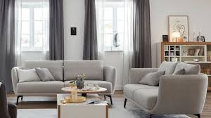 Das sofa ist meist als der mittelpunkt im wohnzimmer, um den sich alles in der einrichtung dreht. 6yjou7lq12nsom