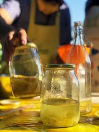 In ogni caso, pazienza e meticolosità sono il vero segreto per preparare un ottimo limoncello. Come Fare Il Limoncello A Lezione Da Valenti A Positano Lost In Food