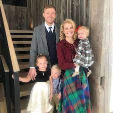 Elizabeth's family went on television and gathered around 2,000 search volunteers to find smart. What Happened To Elizabeth Smart Then And Now