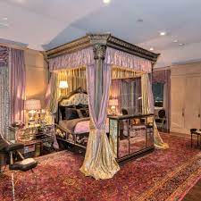 See more ideas about gothic bedroom, gothic house, gothic home decor. So Wohnt Slash Von Guns N Roses Gothic Schick Und Halfpipe Stern De