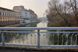 Acum, oficialii orașului vor să elimine această tradiție, împreună cu toate lacătele prinse deja. LacÄtele Inchise Pe Podul Intelectualilor