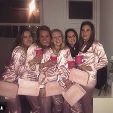 Chantal janzen (42) heeft haar onderbroek, tandenborstel, luchtje en lader gepakt en blijft slapen bij maan (24) en snelle (25). Chantal Blijft Slapen