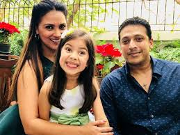 Der aus kalifornien stammende lara wuchs in san diego auf und hatte eine gemeinsame tochter mit der schauspielerin natasha. Pic Lara Dutta S Daughter Spreads Some Sunshine On Christmas
