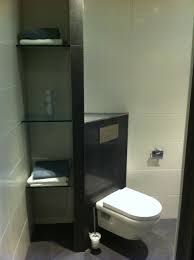 hoektoilet net opbergruimte badkamer badkamer inspiratie toilet