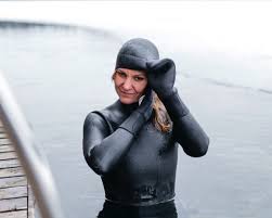 Freediver johanna nordblad dons a wetsuit to venture through a small hole into a frozen lake while holding her breath. Discovering Finland On Twitter Johanna Nordblad Discusses Why She Loves Free Diving In The Frozen Waters Of Finland So Much Https T Co Ggg05ftqnm Via Ourfinland Https T Co 2jslfxtuiz