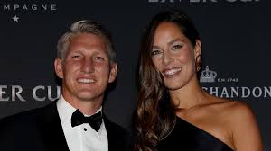 Tennisprofi ana ivanovic hat sehr lässig und ganz in weiß in venedig nationalspieler bastian ganz in weiß und mit passendem brautstrauß: Was Fur Ein Brautkleid So Verzaubert Ana Ihren Schweini Promiflash De