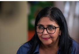 Delcy Rodriguez no debe continuar al frente de Venezuela. Si ella se va  todos los demás funcionarios no tienen sentido y se irán también. Eso  facilitaría la entrada del presidente legítimamente electo