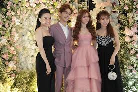Một năm sau, cô tách ra hoạt động solo và thành công phát hành album đầu tay 'con đường tôi đi'. Dan Sao Quáº­y TÆ°ng Trong Ä'am CÆ°á»›i Cá»§a Thu Thá»§y