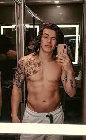 O youtuber whindersson nunes se irritou com o comentário de um fã que criticou uma postagem que fez com o antes e depois de seu corpo após perder 15 quilos. Whindersson Nunes Exibe Abdomen Sarado Em Selfie Lifestyle R7 Dietas