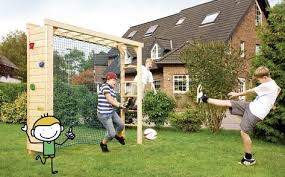 Buggs is one of the seven students at kindergarten. Spielgerate Im Garten Mit Pause Kletterwand Kinder Garten Und Kinderspielplatz