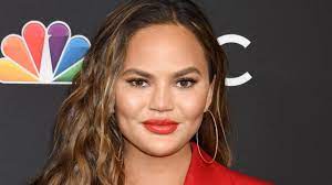 Chrissy teigen and john legend, who suffered a pregnancy loss last september, showed their instagram followers how they're honoring their late chrissy teigen acknowledged the insecure tweets she wrote to courtney stodden, who was 16 years old at the time. Chrissy Teigen Zeigt Sich Zum Ersten Mal Auf Instagram Lebenszeichen Nach Mobbing Skandal