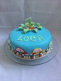 Das backen von kuchen ist bei uns in deutschland traditionell weit verbreitet. Blau Grune Fondant Torte Cake Mit Autos Kindertorte Fondant Torten Kinder Kuchen Ideen