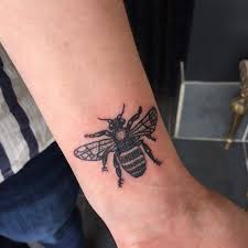 Tattoo spitze unterbrust tattoo tattoo ideen frauen tattoos frauen schmetterling tattoo vorlage tattoo ornamente tattoo oberarm frau mandala tattoo vorlagen motten tattoo. 60 Beautiful Bumblebee Tattoos Ideas
