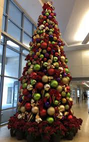 During advent, purple and sometimes blue is used in most churches for the color of the altar cloth (in the. Christms Tree At First Baptist Church Dallas Tx Large Green Gold Purple And Red Jewe Red And Gold Christmas Tree Beautiful Christmas Trees Purple Christmas